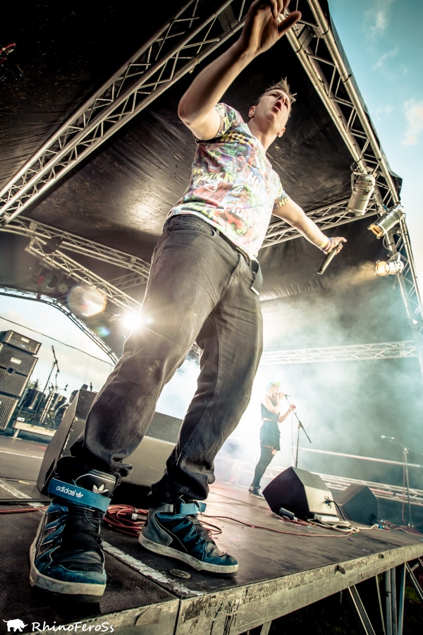 jonezy-at-glastonbudget-by-rhinoferross